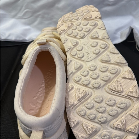 Hoka One Ora Primo Vanilla Woman’s/ Men Slip on
W/Size 11.5 M/Size 10.5 - Picture 9 of 9